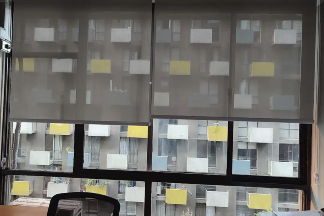 Muestrario que exhibe la variedad de colores disponibles para cortinas roller, incluyendo blackout y sunscreen.