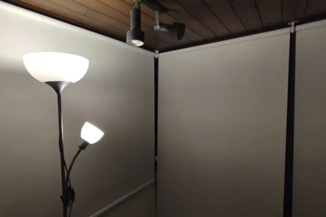 Técnico realizando la instalación profesional de una cortina roller blackout en una ventana panorámica.