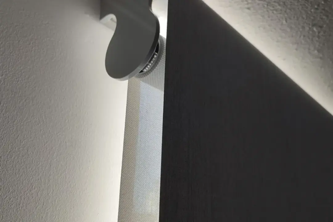 Habitación infantil con un sistema de cortina doble (blackout y sunscreen) para un control total de la luz.