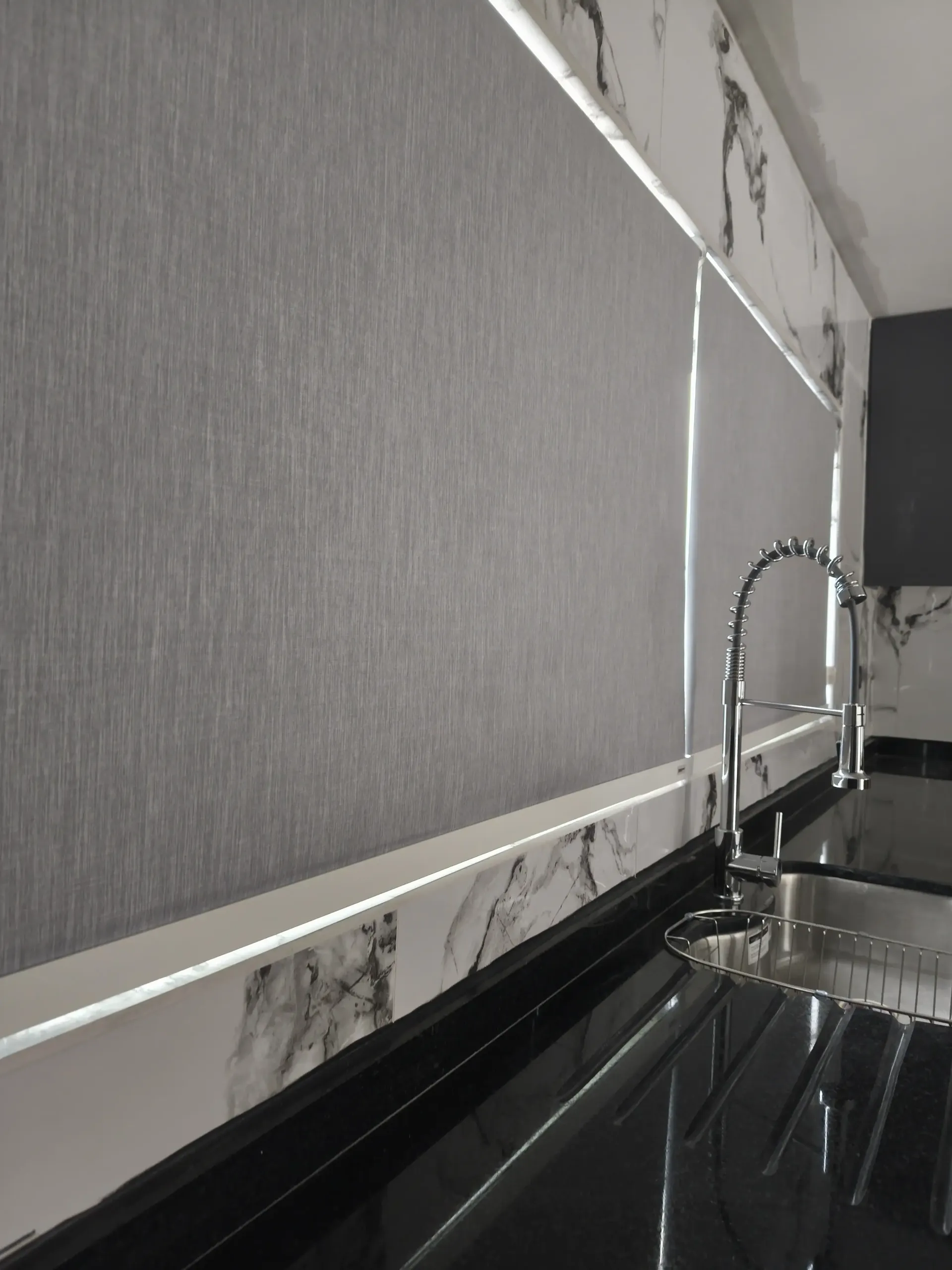 Detalle de tela blackout mostrando su textura y calidad